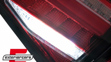 Full LED stražnja svjetla SEQ žmigavci (crvena/kristal) / Audi A4 B8 limuzina (2012-2015), LDAUG9