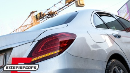 Full LED stražnja svjetla SEQ žmigavci Facelift dizajn (crvena/kristal) / Mercedes C-klasa W205 limuzina (2014-2018), LDMEC9