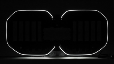 Prednja maska Iconic Glow dizajn (piano crna) / BMW Serija 7 G70 (2022-), FGBMG70LD