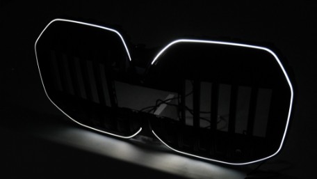 Prednja maska Iconic Glow dizajn (piano crna) / BMW Serija 7 G70 (2022-), FGBMG70LD