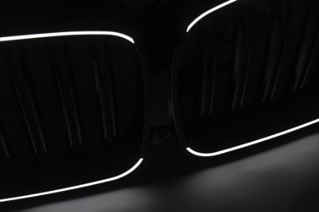 Prednja maska Performance dizajn + LED (piano crna) / BMW X5 G05 (2018-03.2023), FGBMG05LD