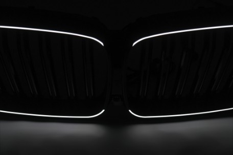 Prednja maska Performance dizajn + LED (piano crna) / BMW X5 G05 (2018-03.2023), FGBMG05LD