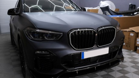 Prednja maska Performance dizajn + LED (piano crna) / BMW X5 G05 (2018-03.2023), FGBMG05LD