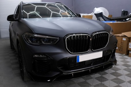 Prednja maska Performance dizajn + LED (piano crna) / BMW X5 G05 (2018-03.2023), FGBMG05LD