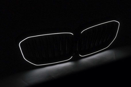 Prednja maska Performance dizajn + LED (piano crna) / BMW X5 G05 (2018-03.2023), FGBMG05LD