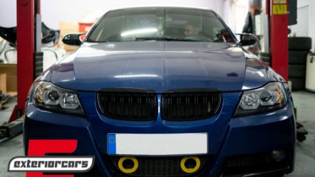 Prednja svjetla 3D LED Angel Eyes U-dizajn (crna) / BMW serije 3 E90 limuzina E91 karavan (03.2005-08.2008), LPBMI4