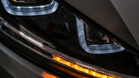 Prednja svjetla 3D LED DRL SEQ žmigavci R-line dizajn / VW Golf 7 VII (2012-2017), LPVX03