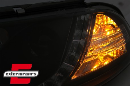 Prednja svjetla LED DayLight (crna) / Volkswagen Passat B5 3BG (09.2000-03.2005), LPVW82