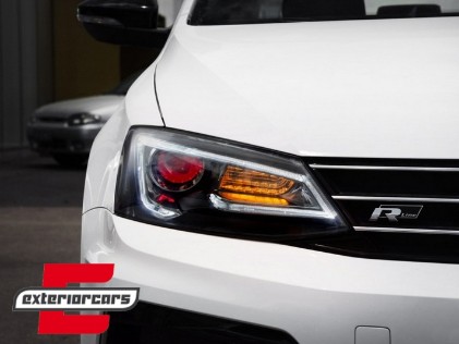 Prednja svjetla LED DRL SEQ žmigavci Bi-Xenon look (crna) / VW Jetta Mk6 VI (2011-2018), LPVWX0