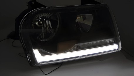 Prednja svjetla SEQ žmigavci TubeLight dizajn (crna) / CHRYSLER 300C (2005-2008), LPCH51