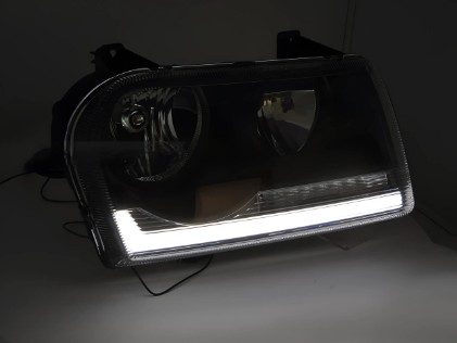 Prednja svjetla SEQ žmigavci TubeLight dizajn (crna) / CHRYSLER 300C (2005-2008), LPCH51