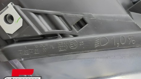 Prednje svjetlo Xenon (desna strana) / VW Golf 5 Jetta 3 (2003-2010), 20-11257-05-2